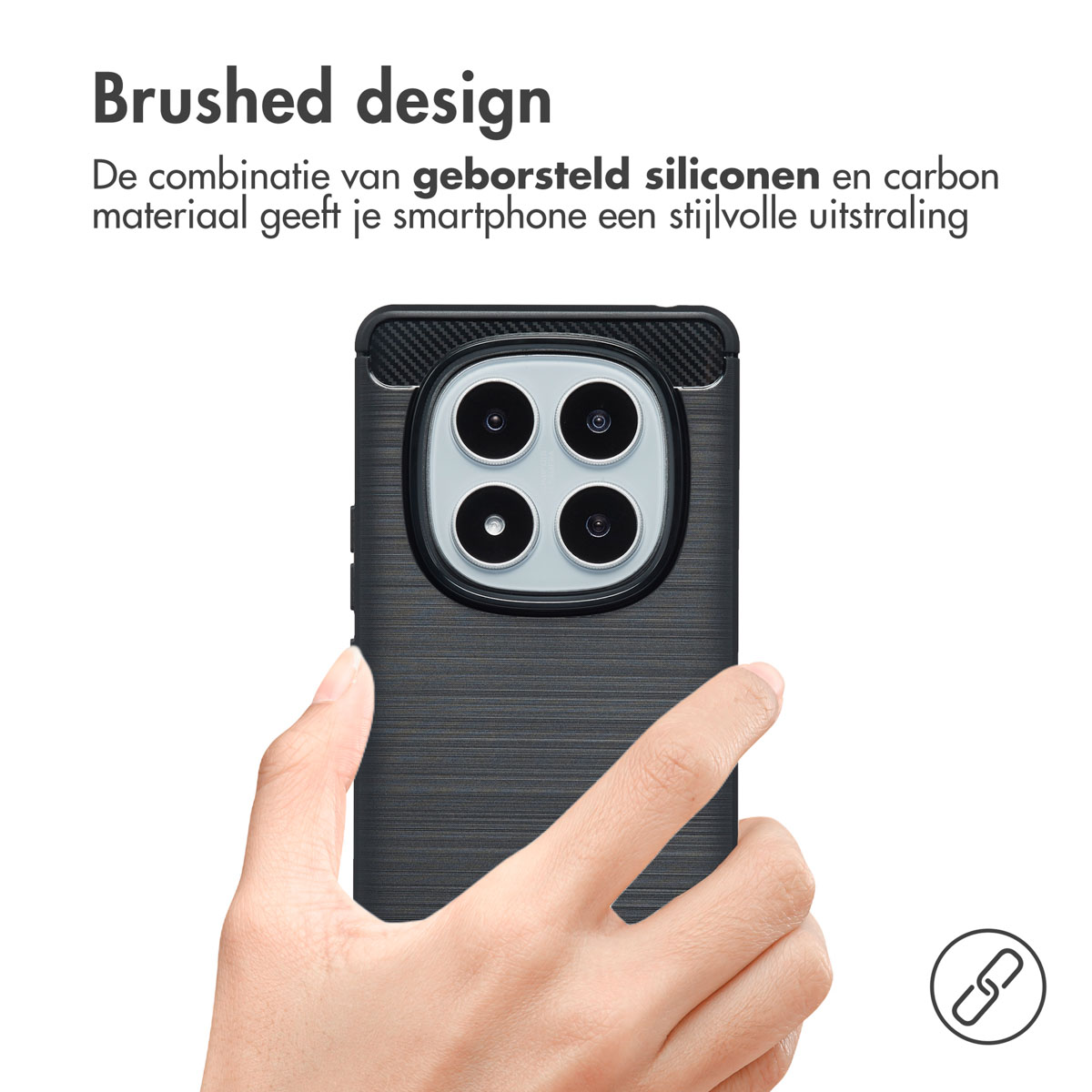Mano che tiene un telefono scuro, mostrando il suo design spazzolato e i dettagli in fibra di carbonio.