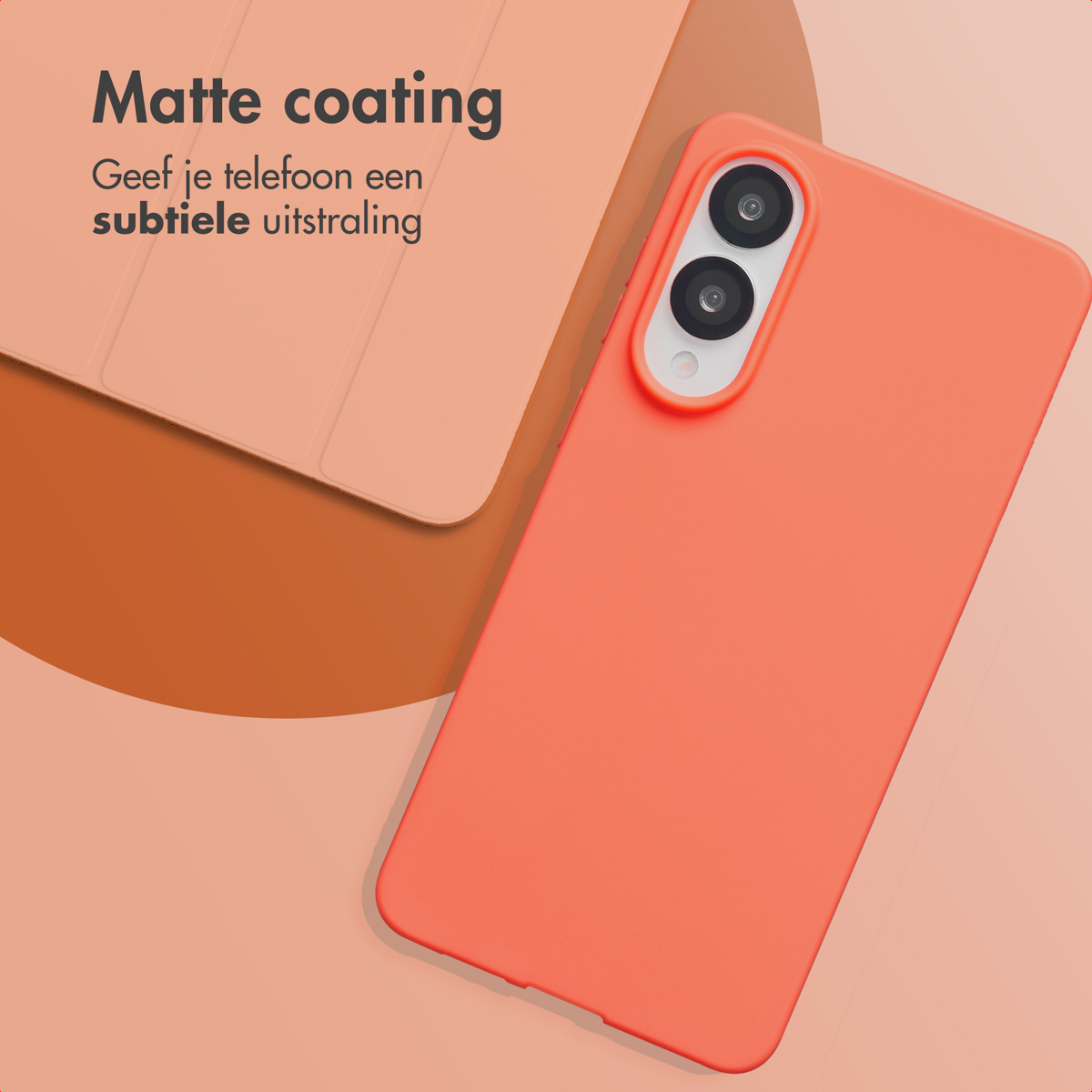 Oranje telefoonhoes met tekst: 'Matte coating'. Een bijpassende hoes staat op de achtergrond.