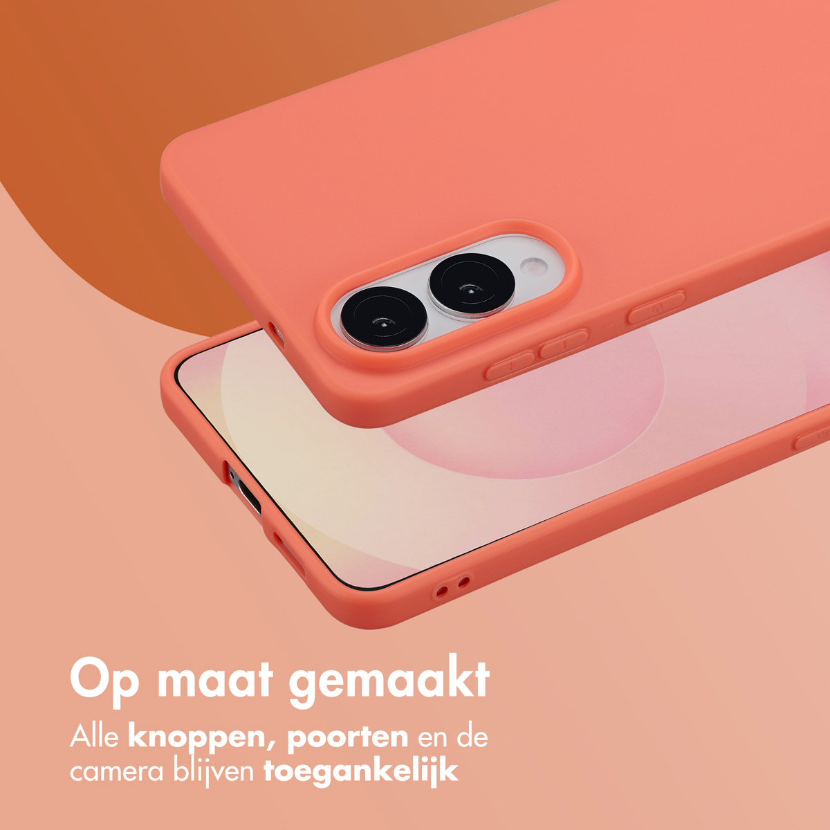 Een oranje telefoonhoes wordt getoond met een telefoon erin. De telefoon heeft zwarte cameralenzen en zijknoppen.