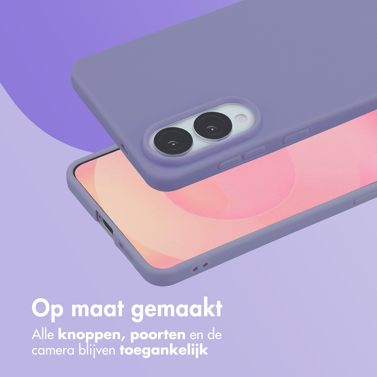 Een paarse telefoonhoes wordt getoond met een telefoon erin. De telefoon heeft zwarte cameralenzen en zijknoppen.