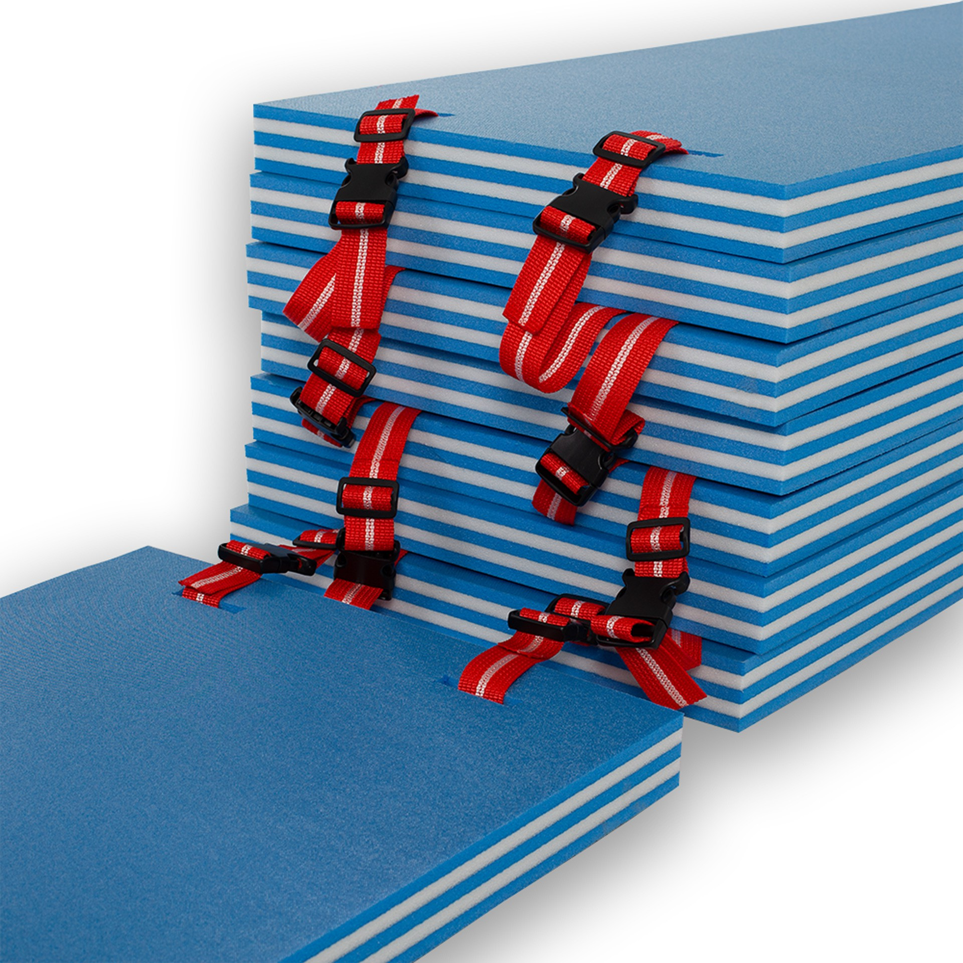 Esterillas azules apiladas con correas rojas y hebillas negras. Las esterillas son azules con rayas blancas.