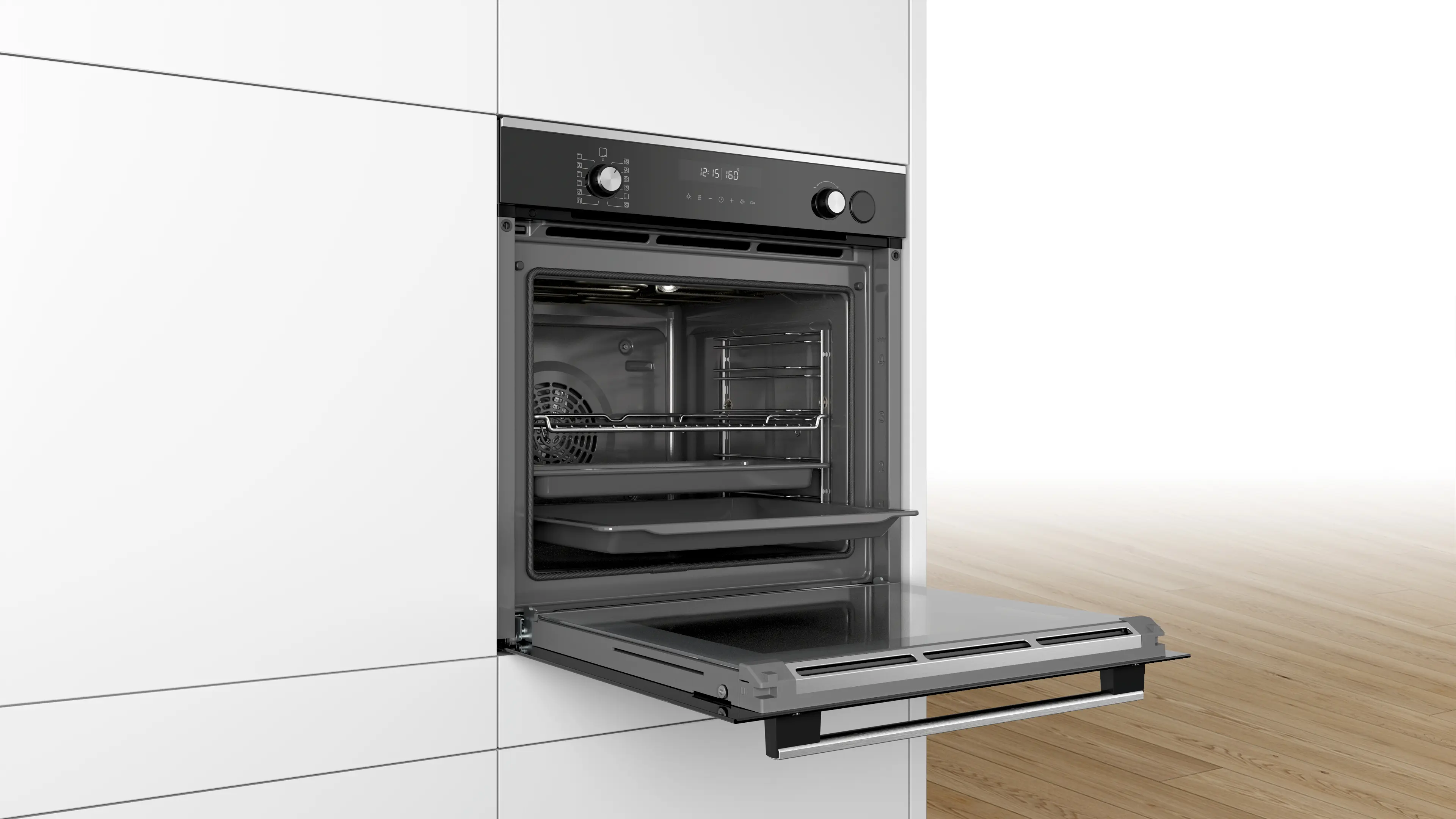 Un forno aperto in cucina, che mostra i componenti interni e un display digitale frontale.