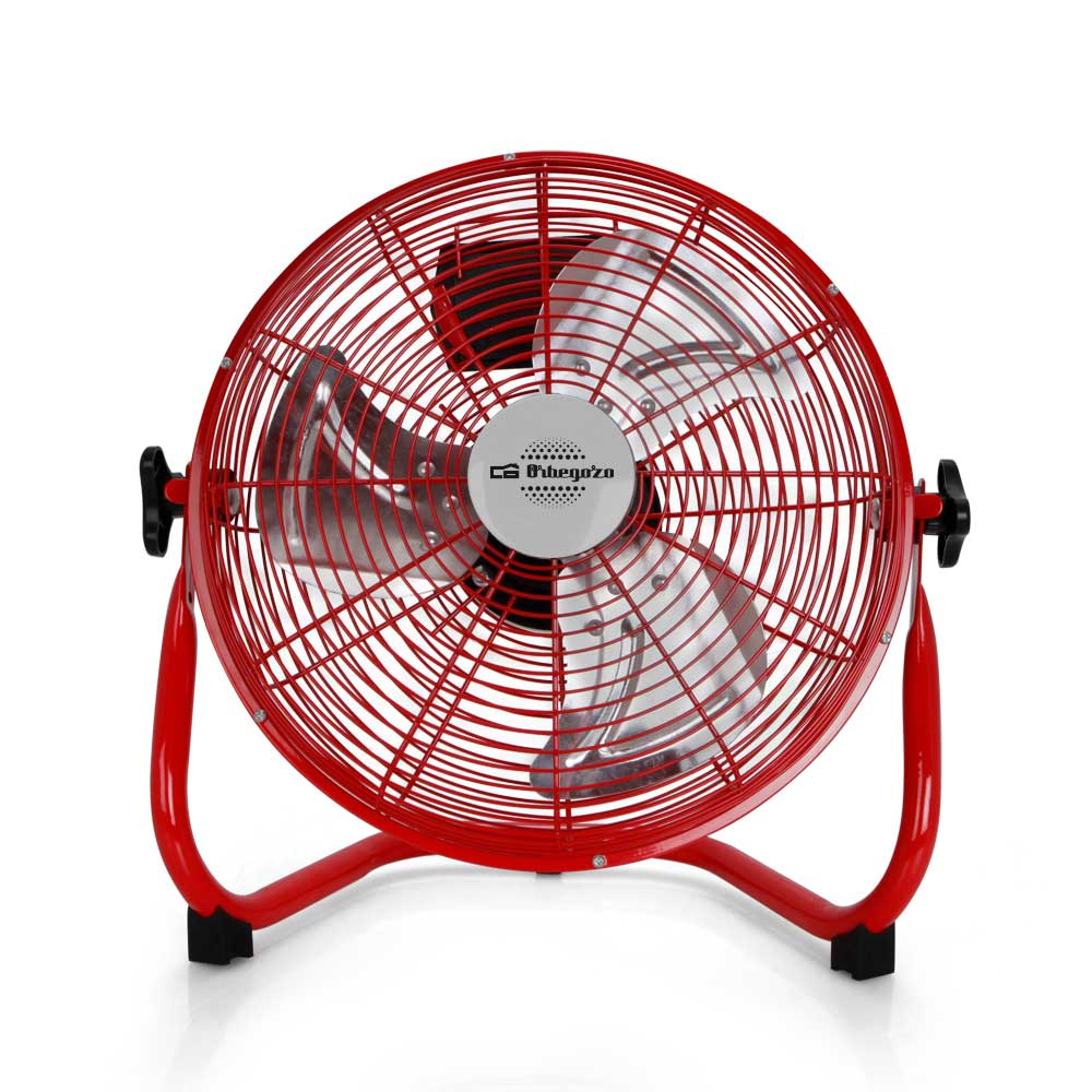 Ventilador de metal rojo con jaula protectora. El ventilador está sobre un soporte rojo curvo.