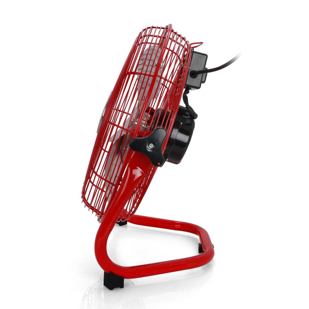 Ventilador de metal rojo con jaula protectora. El ventilador está sobre un soporte curvo rojo.