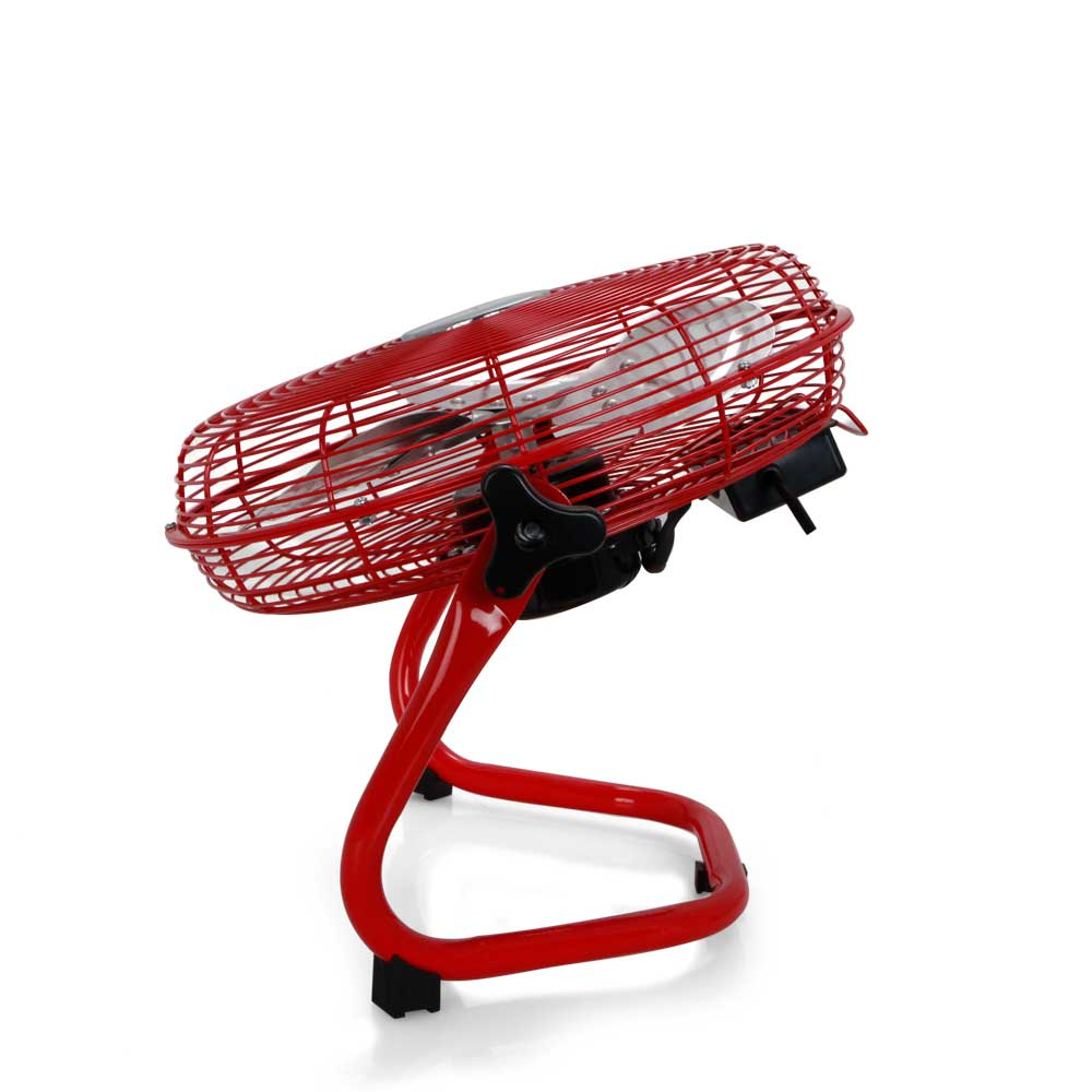 Ventilador de metal rojo con jaula protectora. El ventilador está sobre un soporte curvo rojo.