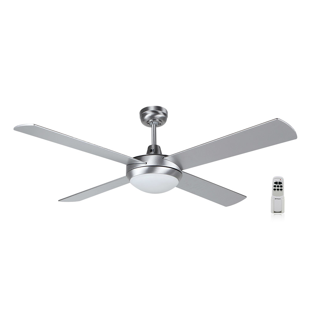 Ventilatore da soffitto argentato con 4 pale, una luce centrale e un telecomando. Sfondo bianco.