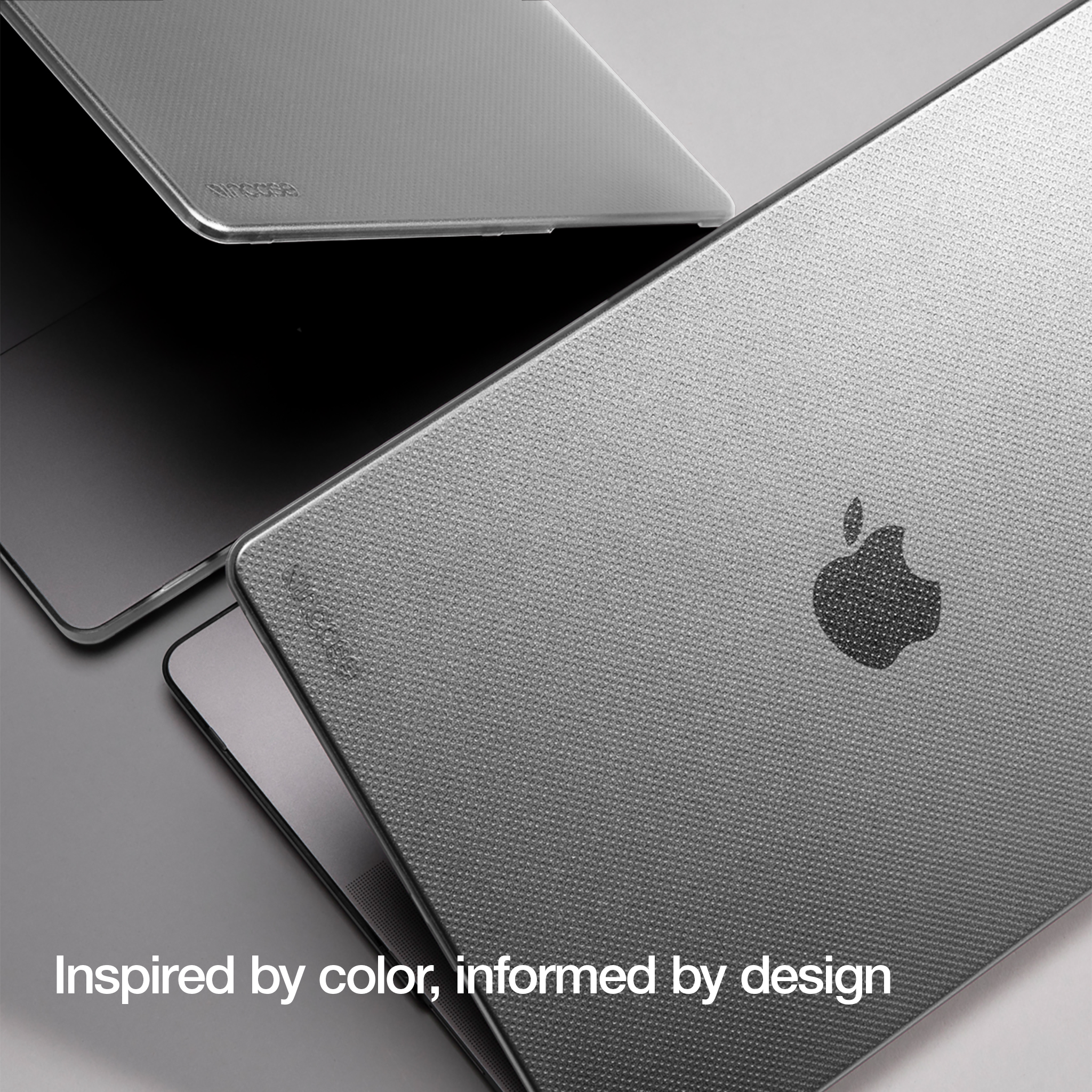 Un laptop coperto da una custodia grigia è mostrato in una ripresa ravvicinata, con il logo Apple visibile.