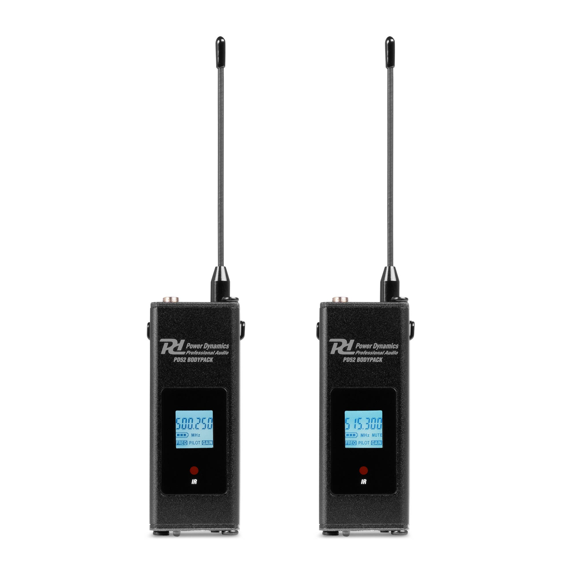 Twee zwarte bodypack zenders met antennes en displays, op een witte achtergrond.