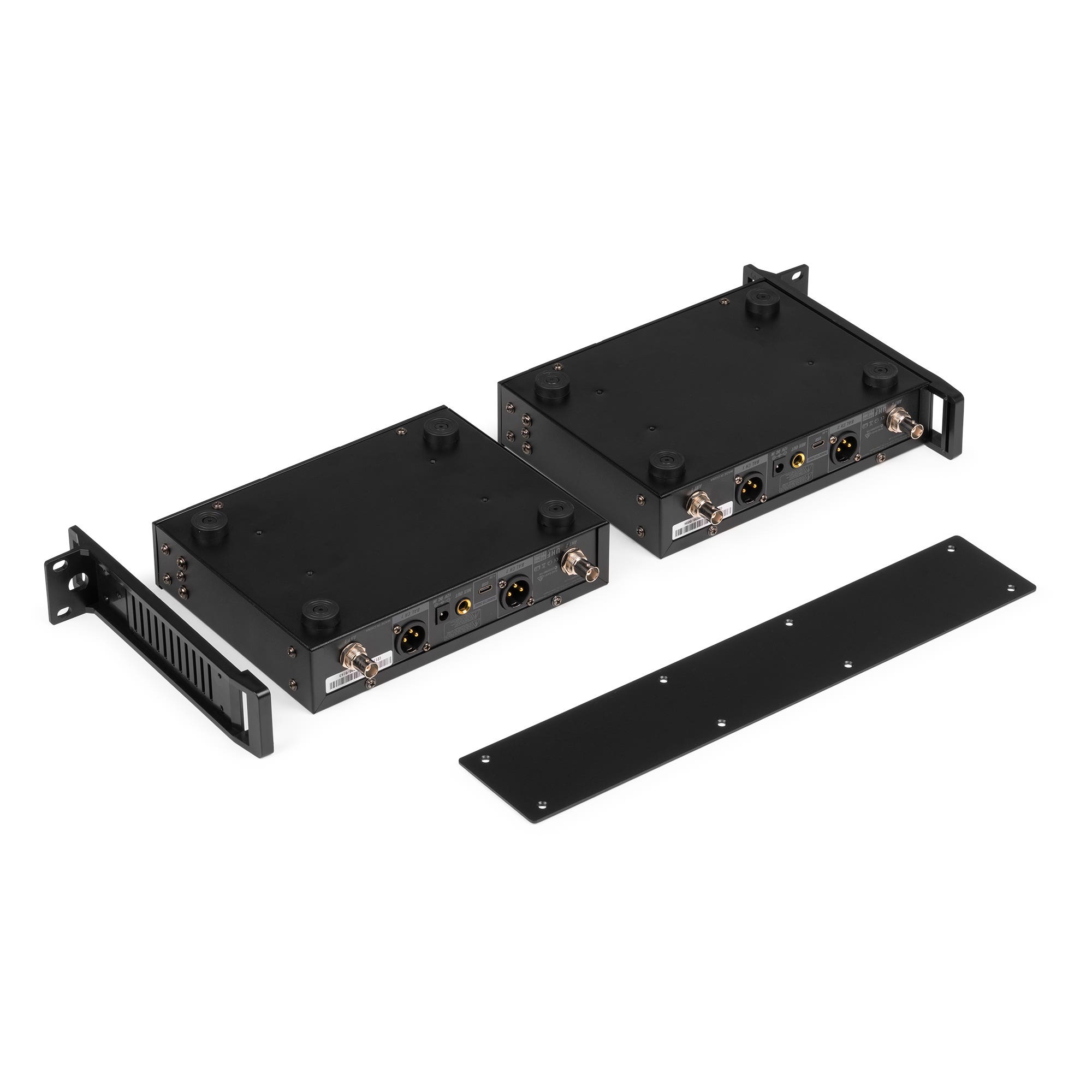 Twee zwarte dozen met connectoren en een montagebeugel worden getoond, op een witte achtergrond.