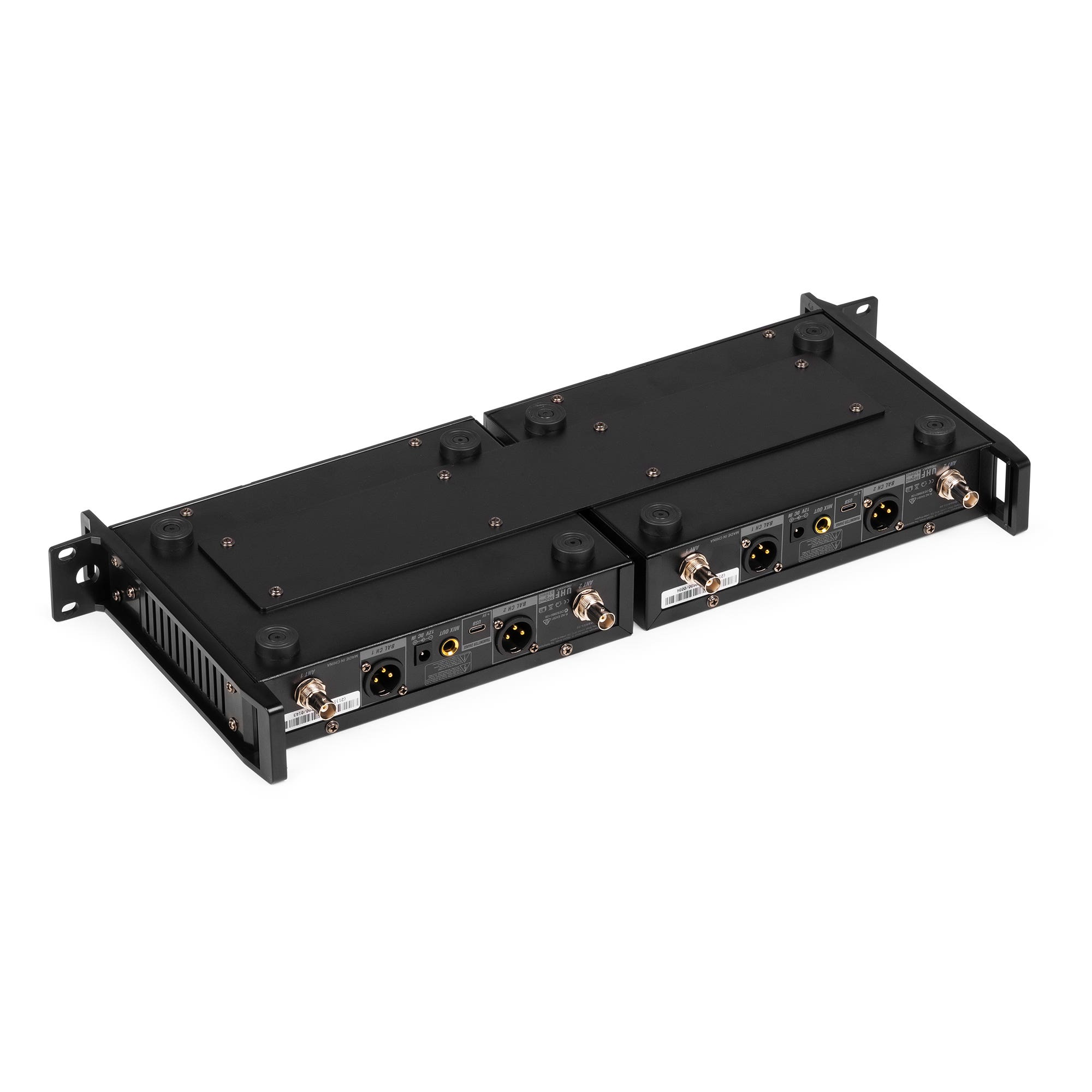 Onderkant van een zwarte audio-rackunit met diverse poorten en labels.