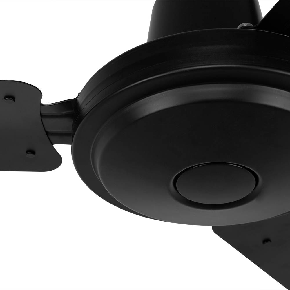 Primo piano dell'alloggiamento del motore di un ventilatore da soffitto nero, con le pale parzialmente visibili.