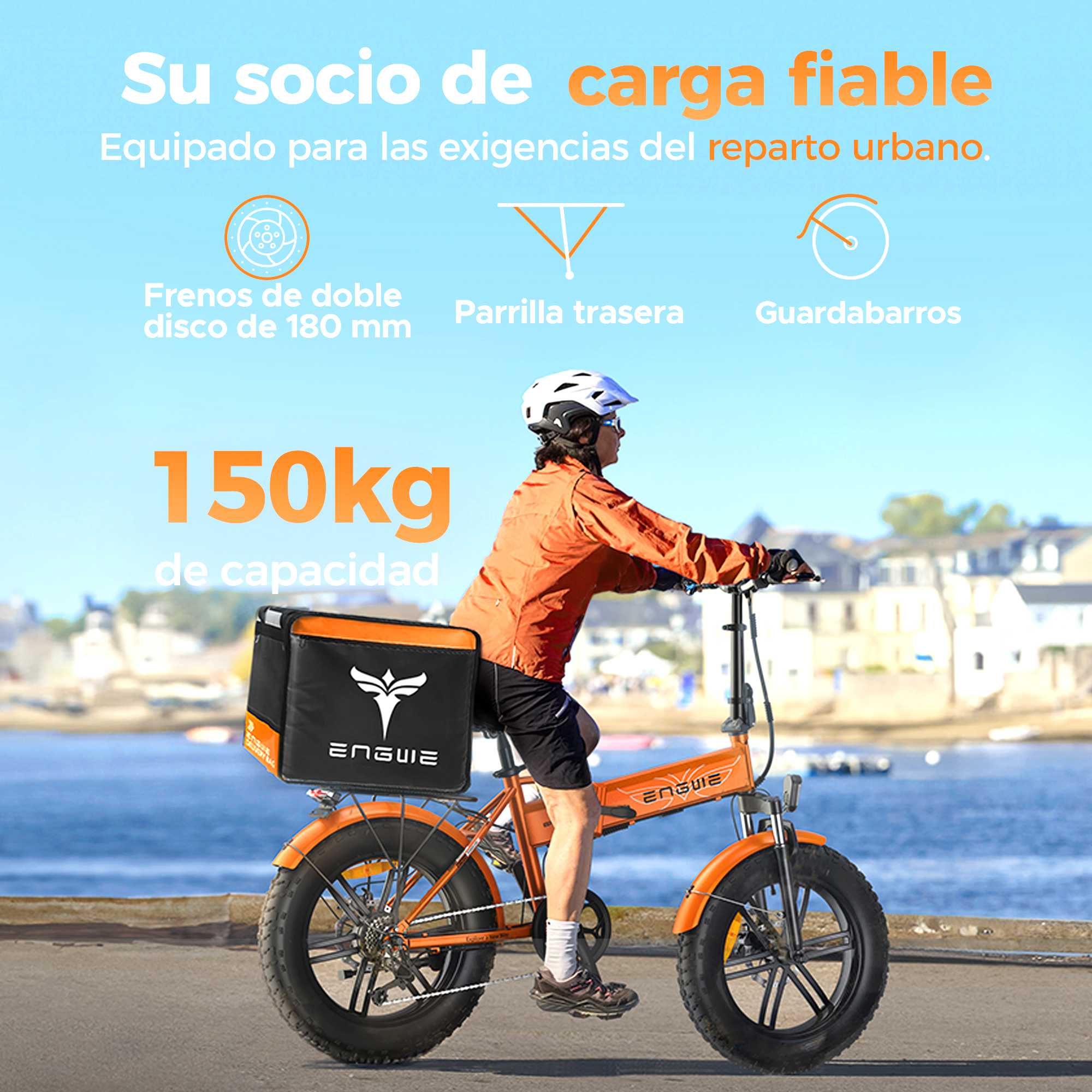 Hombre en bicicleta eléctrica naranja, con una caja negra, con texto sobre capacidad de carga, día soleado.