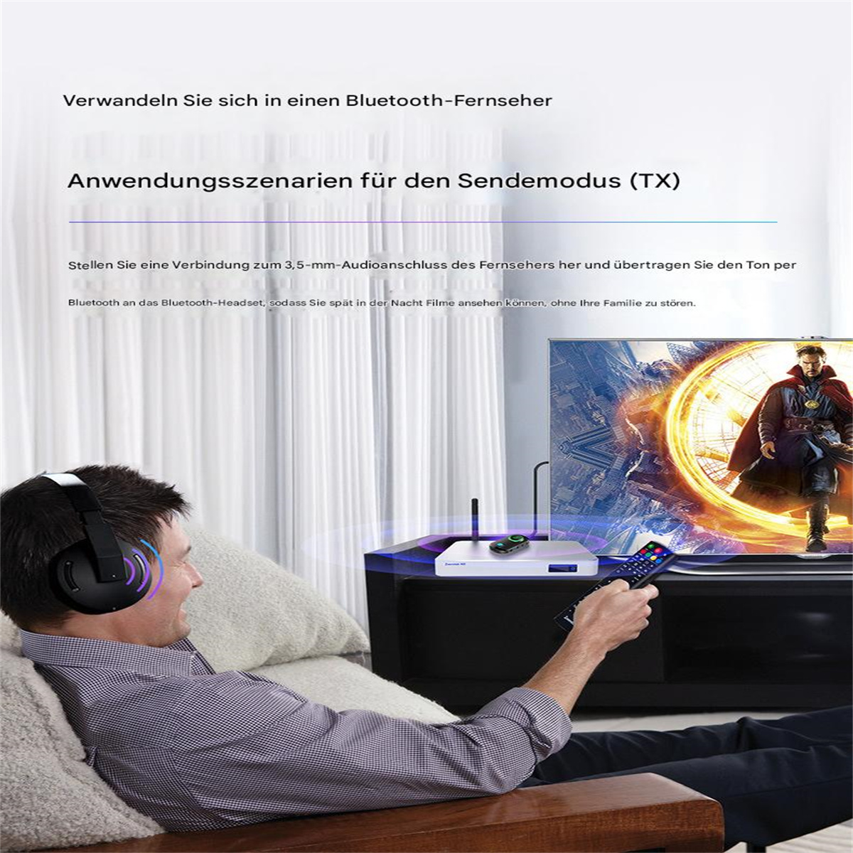 Mann, der ein Bluetooth-Gerät mit Kopfhörern benutzt und fernsieht, mit einer Filmszene auf dem Bildschirm.