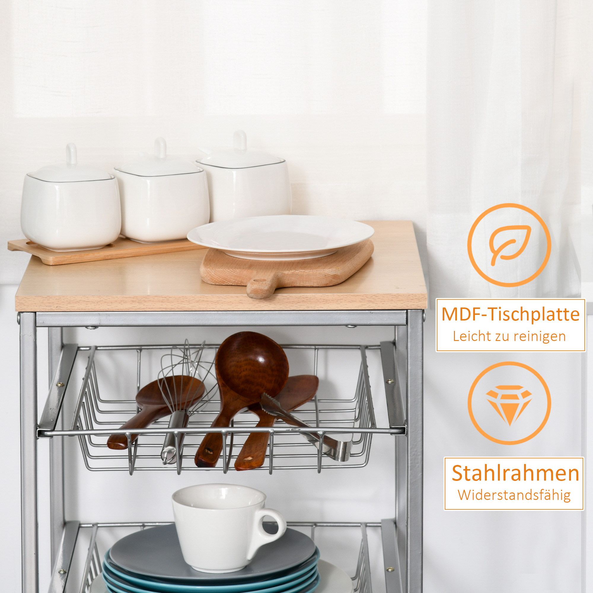 Ein Küchenregal mit Utensilien. Holzlöffel, weiße Teller und Tassen sind sichtbar. Weißer Hintergrund.