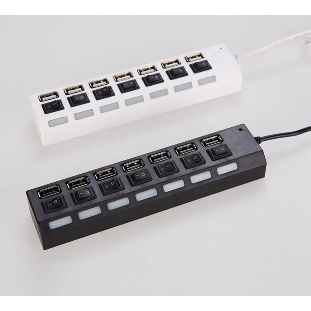 Zwei USB-Hubs, einer schwarz und einer weiß, mit mehreren USB-Anschlüssen und Netzschaltern.