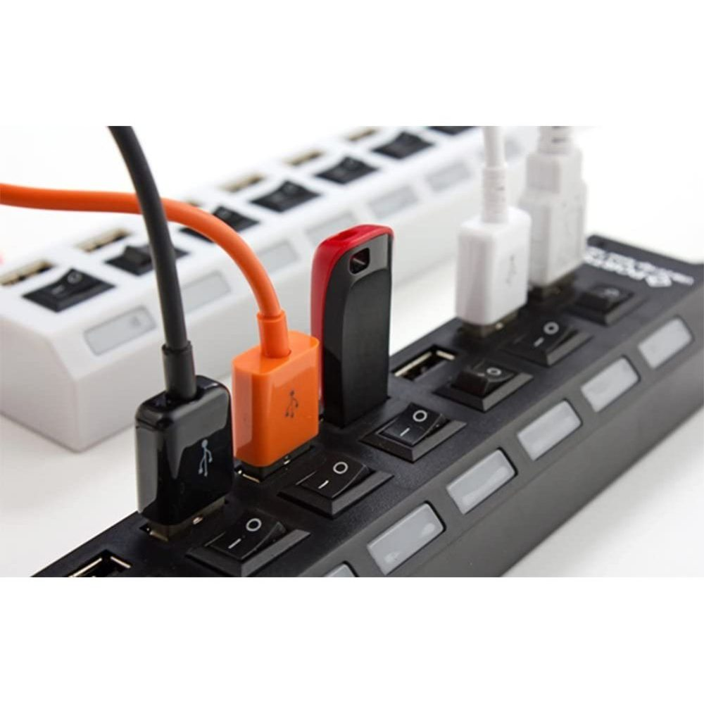 Ein schwarzer USB-Hub mit verschiedenen farbigen USB-Geräten. Der Hub hat Netzschalter.