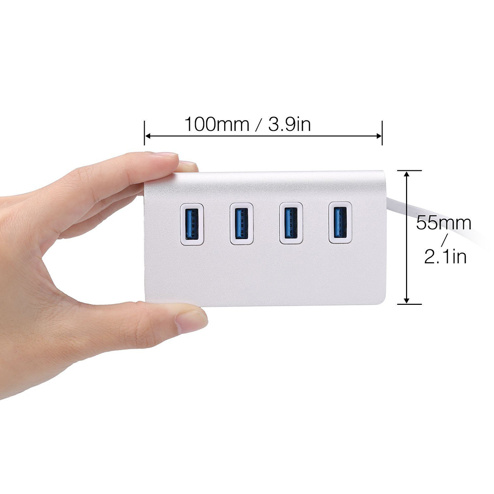 Hand hält einen silbernen USB-Hub mit vier Anschlüssen. Abmessungen sind markiert.
