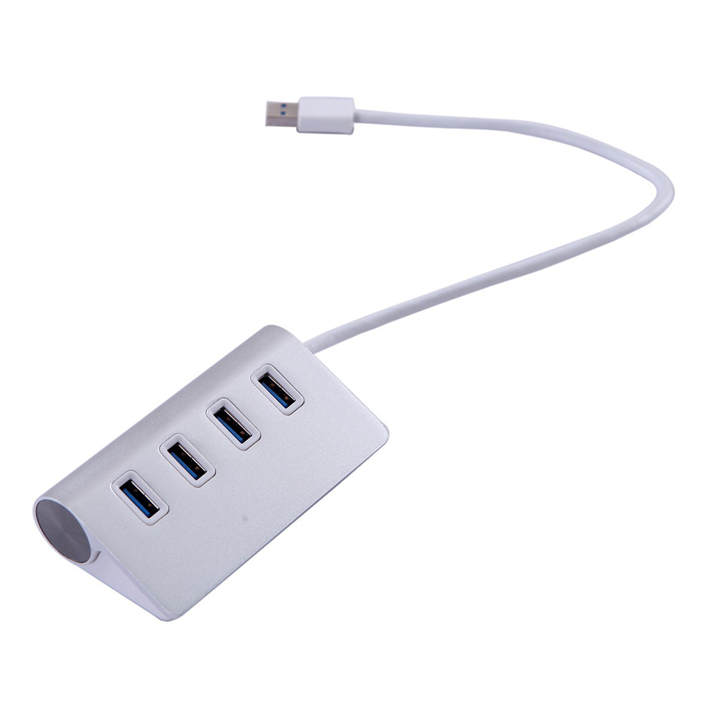 Silberner USB-Hub mit vier Anschlüssen und weißem USB-Kabel. Der Hub ist abgewinkelt.