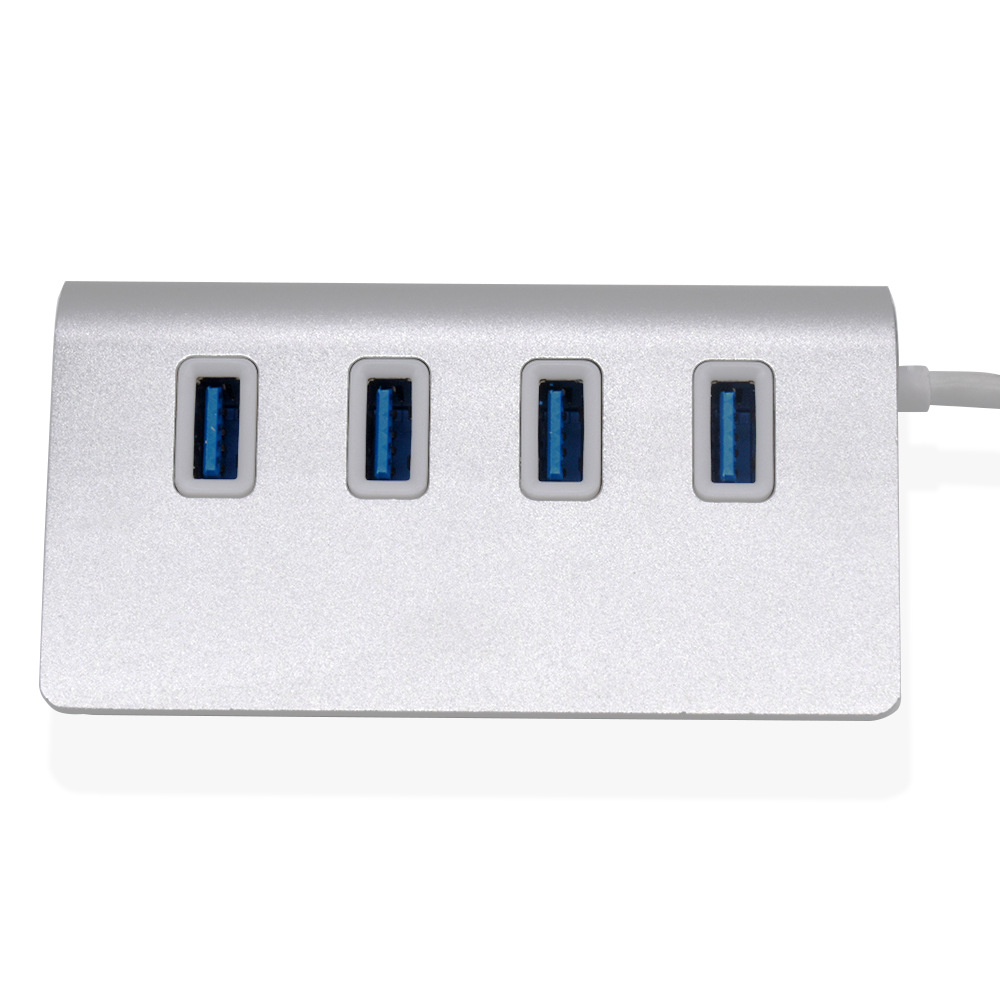 Silberner USB-Hub mit vier blauen USB-Anschlüssen. Silbernes Gehäuse mit weißem Hintergrund.