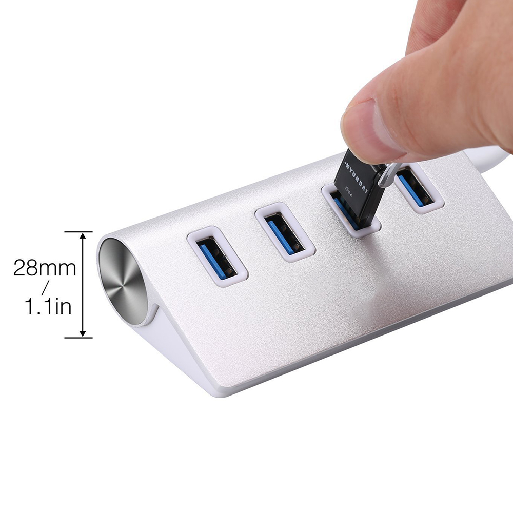Hand, die einen USB-Stick in einen silbernen USB-Hub steckt. Nahaufnahme mit Abmessungen.