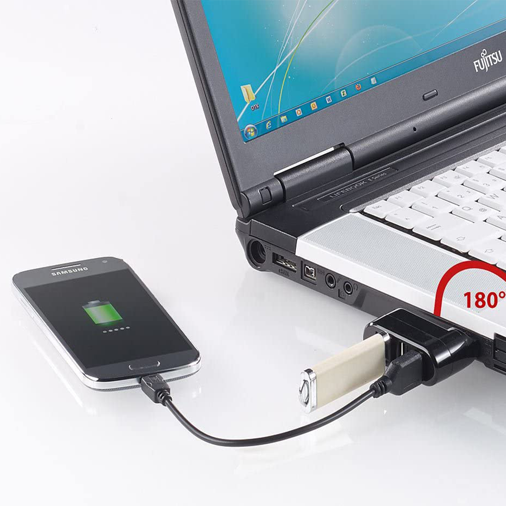 Ein Telefon, das über einen USB-Hub geladen wird, der an einen Laptop angeschlossen ist.