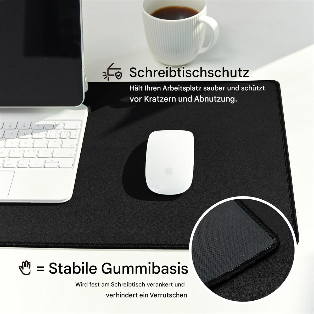 Ein schwarzes Mauspad mit einer weißen Maus, einer weißen Tastatur und einer Tasse Kaffee. Das Mauspad hat eine Nahtkante.