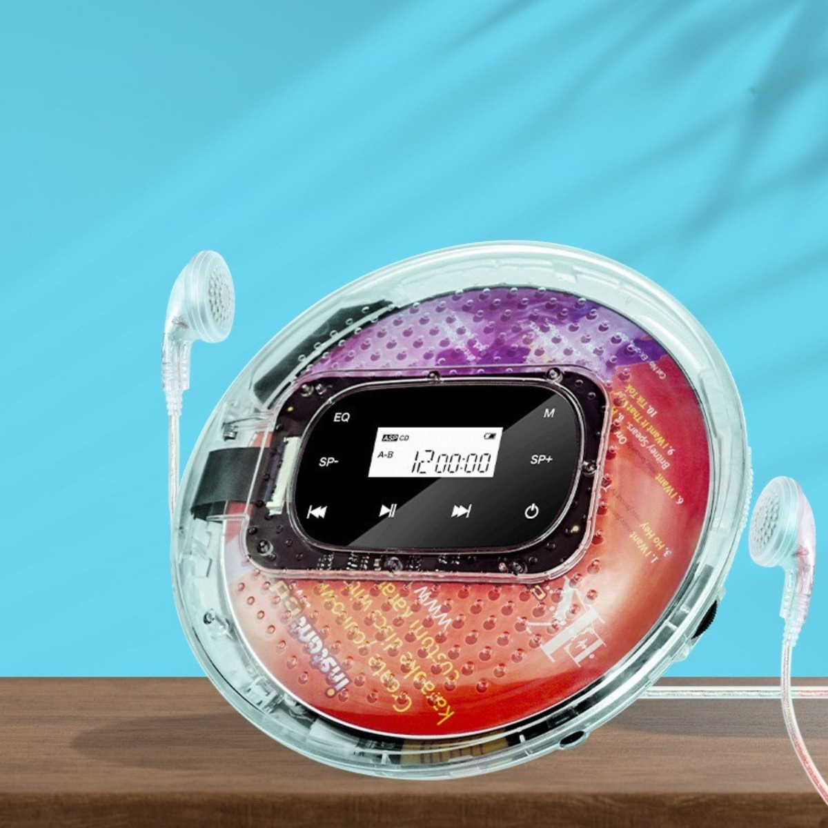 Ein transparenter CD-Player mit Kopfhörern. Eine CD ist innen. Text: 'Cassette Disc Player'.