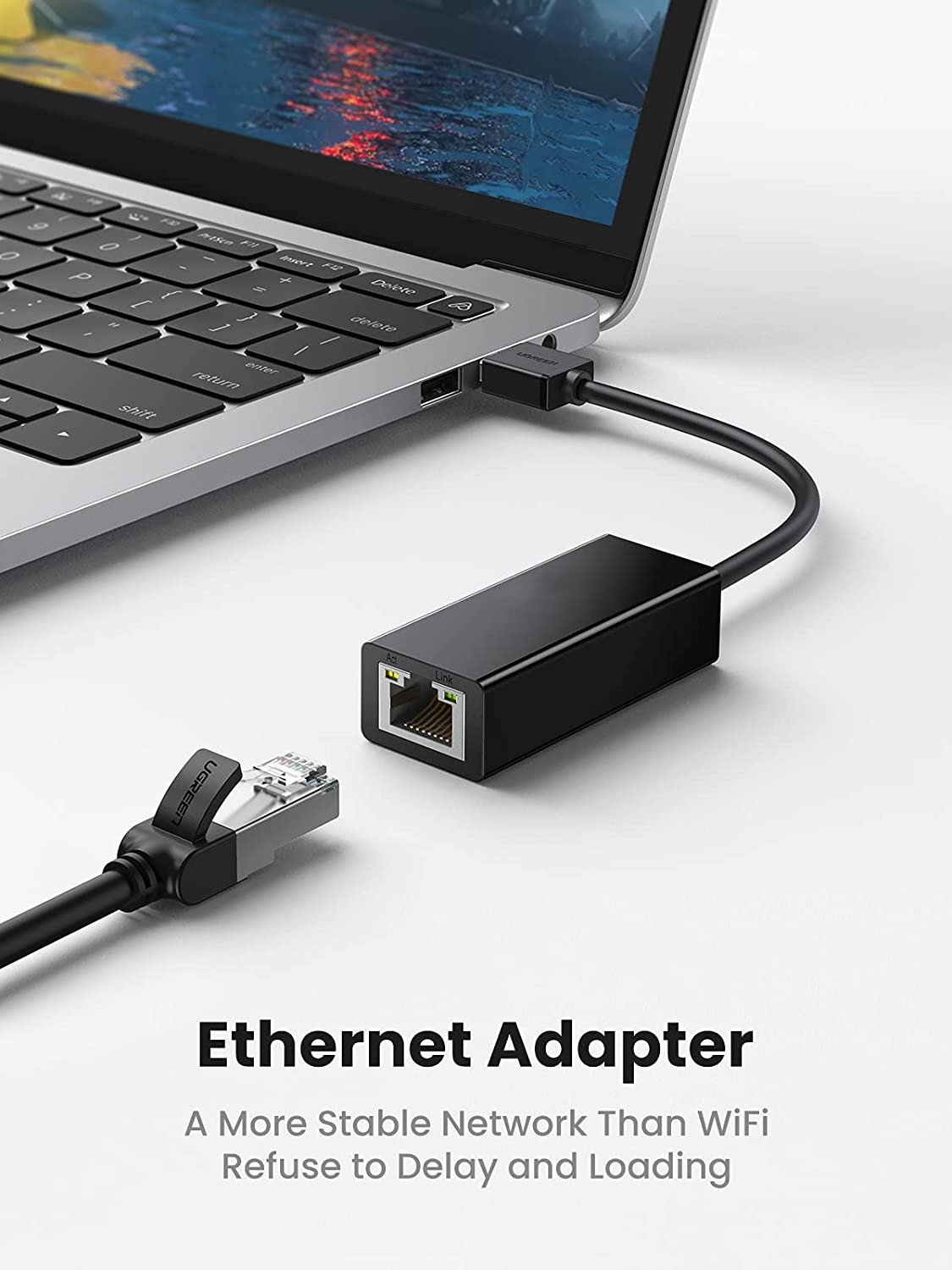 Schwarzer Ethernet-Adapter, der mit einem Laptop verbunden ist, mit einem Ethernet-Kabel in der Nähe.
