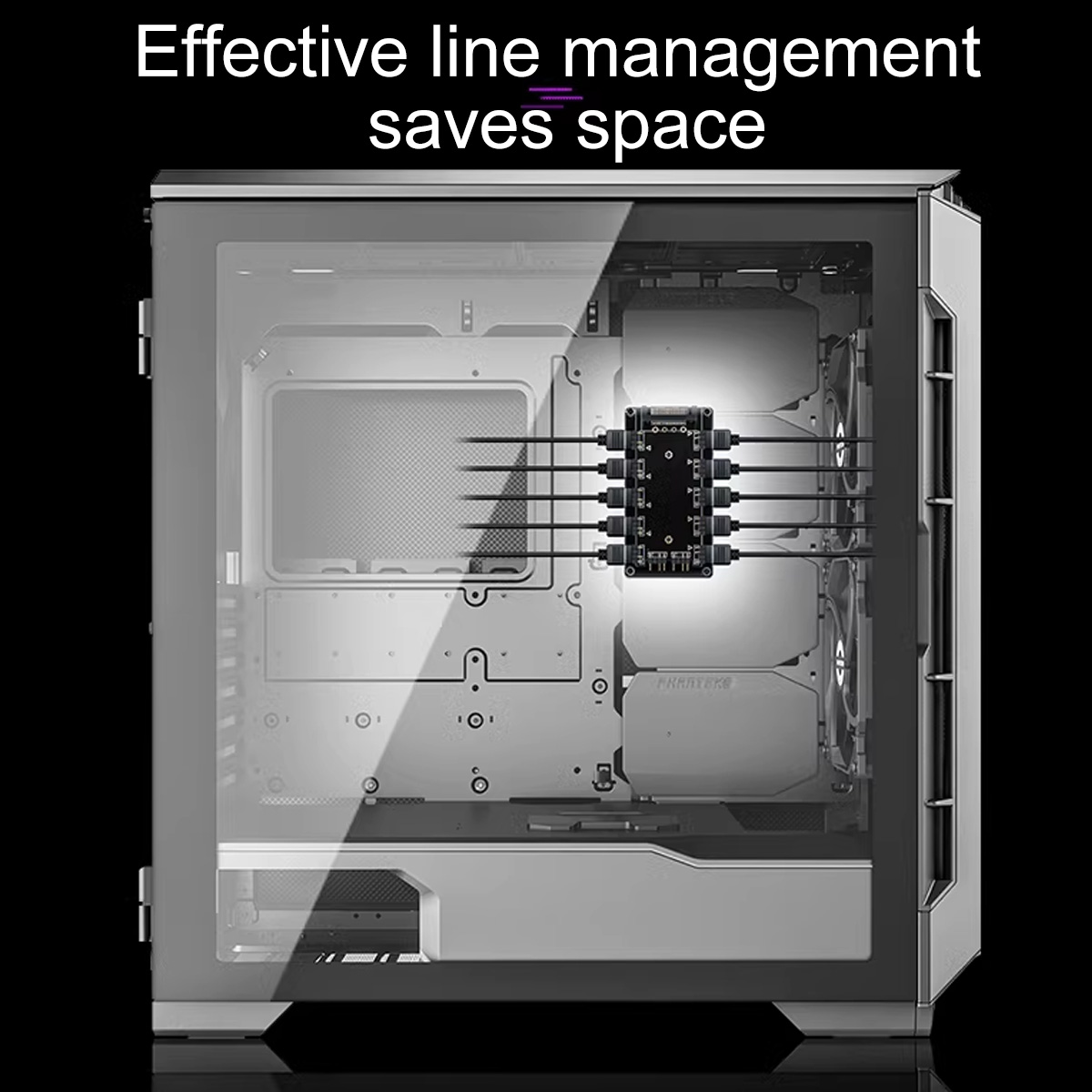 Computergehäuse-Innenraum mit schwarzem Board und Kabelmanagementsystem. Schwarzer Hintergrund.