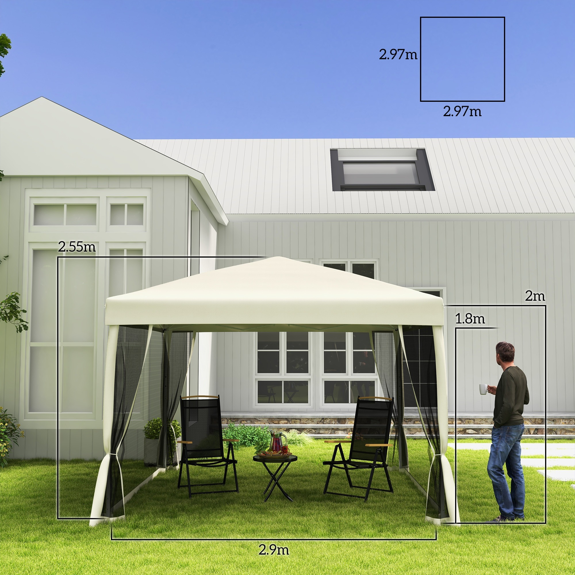 Weißer Pavillon mit Maßen, zwei Stühle, kleiner Tisch und ein Mann steht.