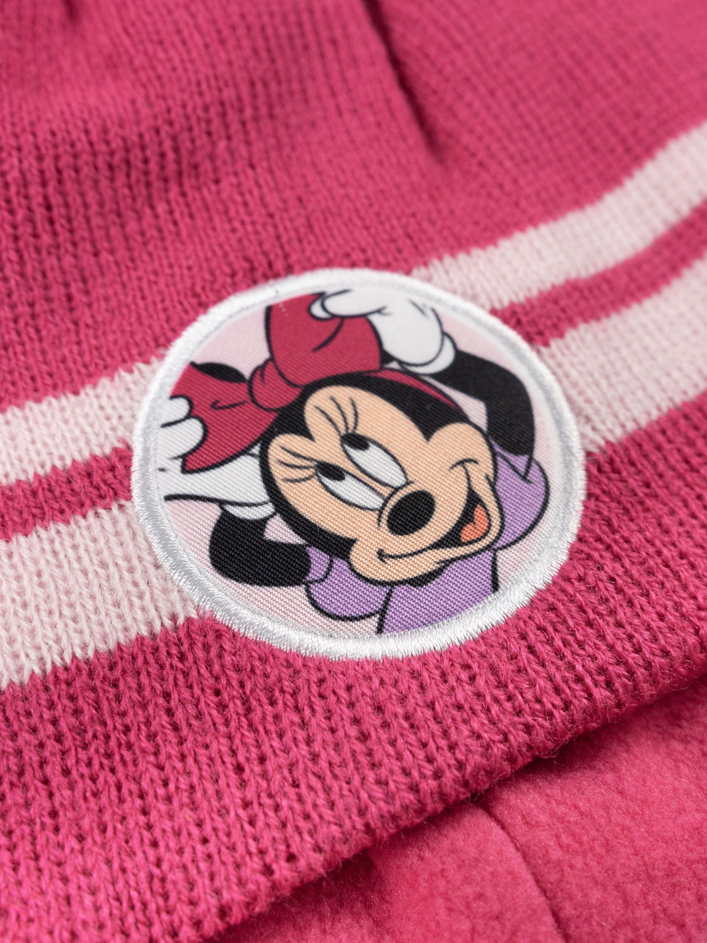 Nahaufnahme einer pinkfarbenen Minnie Mouse Mütze mit weißen Streifen und einem Minnie Mouse Patch.