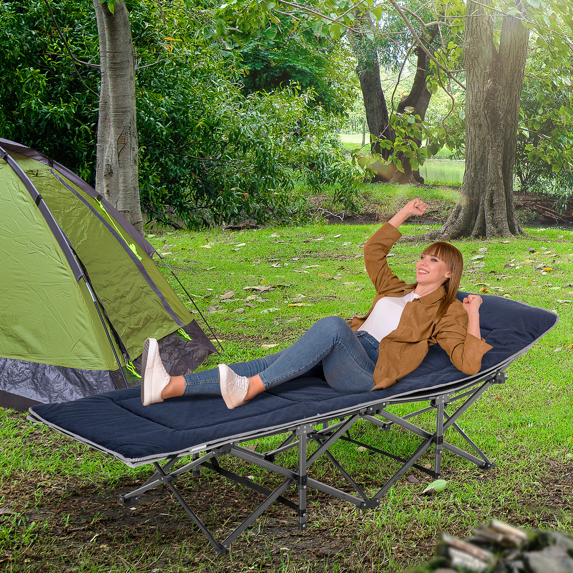 Eine Frau ruht sich in einer Waldumgebung auf einem marineblauen Campingbett aus.