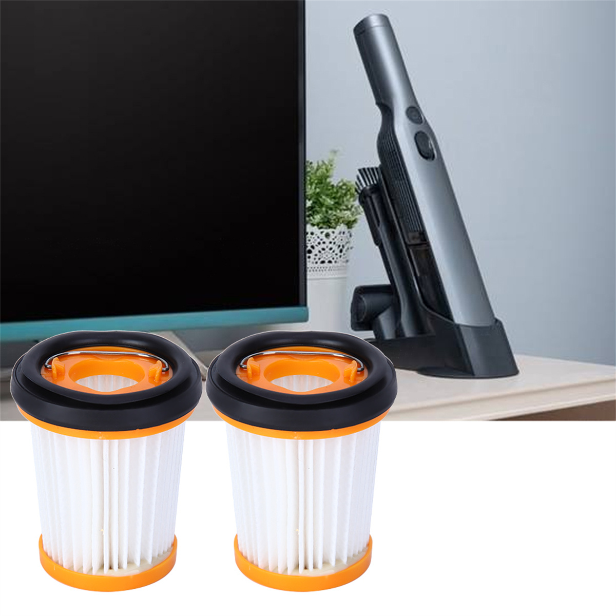 Ein Staubsauger und zwei Filter stehen auf dem Regal. Ein Computermonitor ist im Hintergrund.