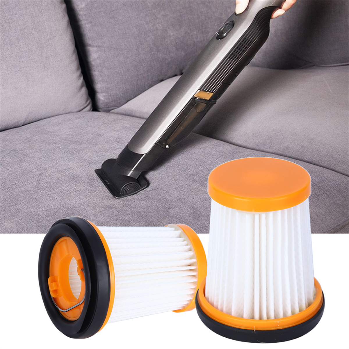 Ein Staubsauger und zwei Filter liegen auf einer grauen Couch. Ein Filter ist vorne.