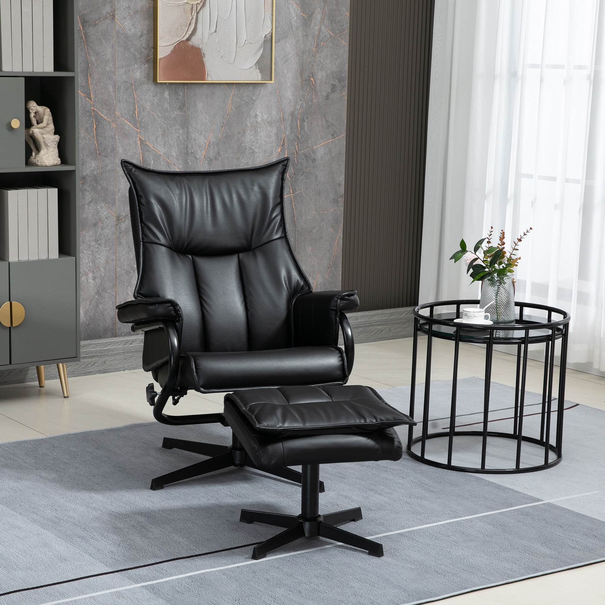 Schwarzer Leder-Relaxstuhl mit Ottomane. Grauer Teppich, Beistelltisch mit Blumen.