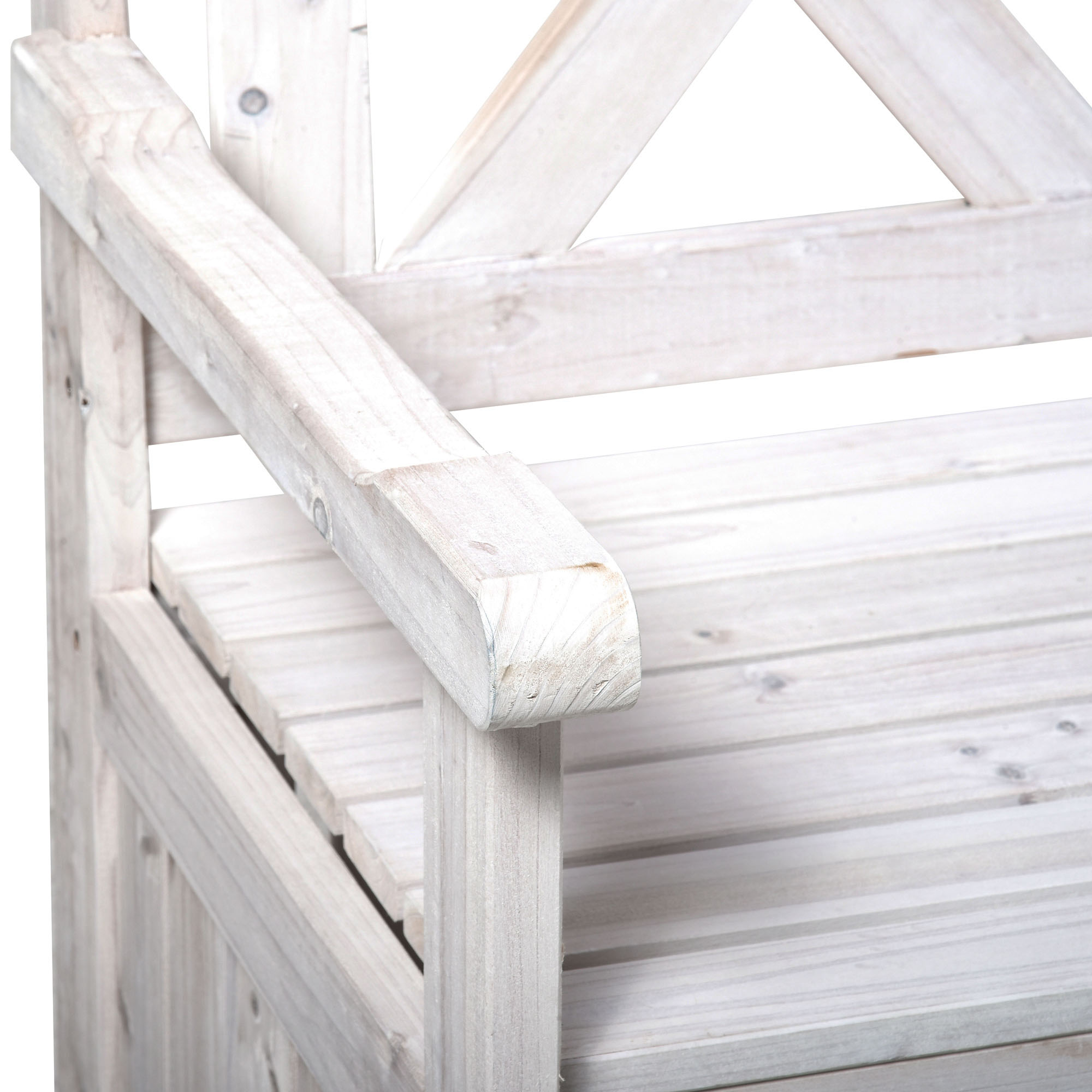 Holzbank mit weiß getünchter Oberfläche. Nahaufnahme zeigt die Armlehne und den Schnitt der Rückenlehne.
