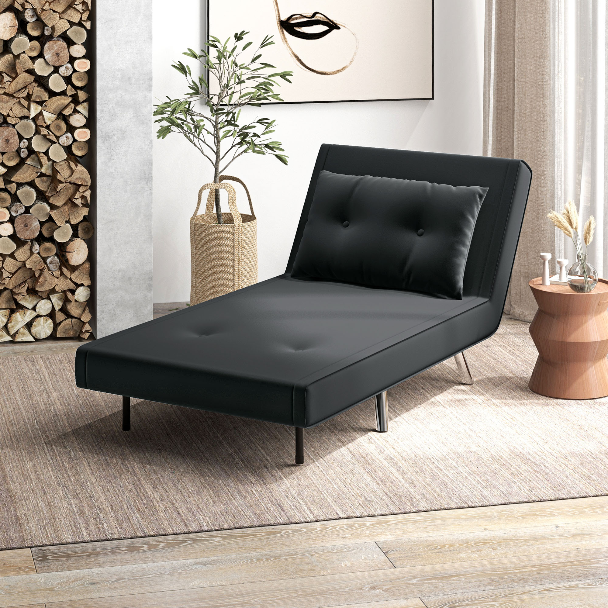 Eine schwarze Chaiselongue in einem Raum mit einer Pflanze, einem Teppich und einem Gemälde.