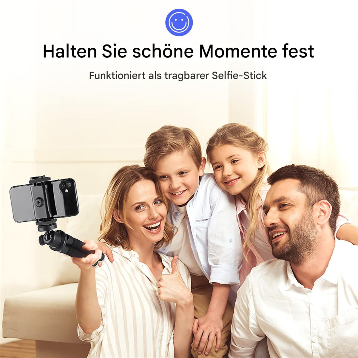 Eine Familie macht ein Selfie mit einem Telefon auf einem Stativ. Sie sehen glücklich aus.