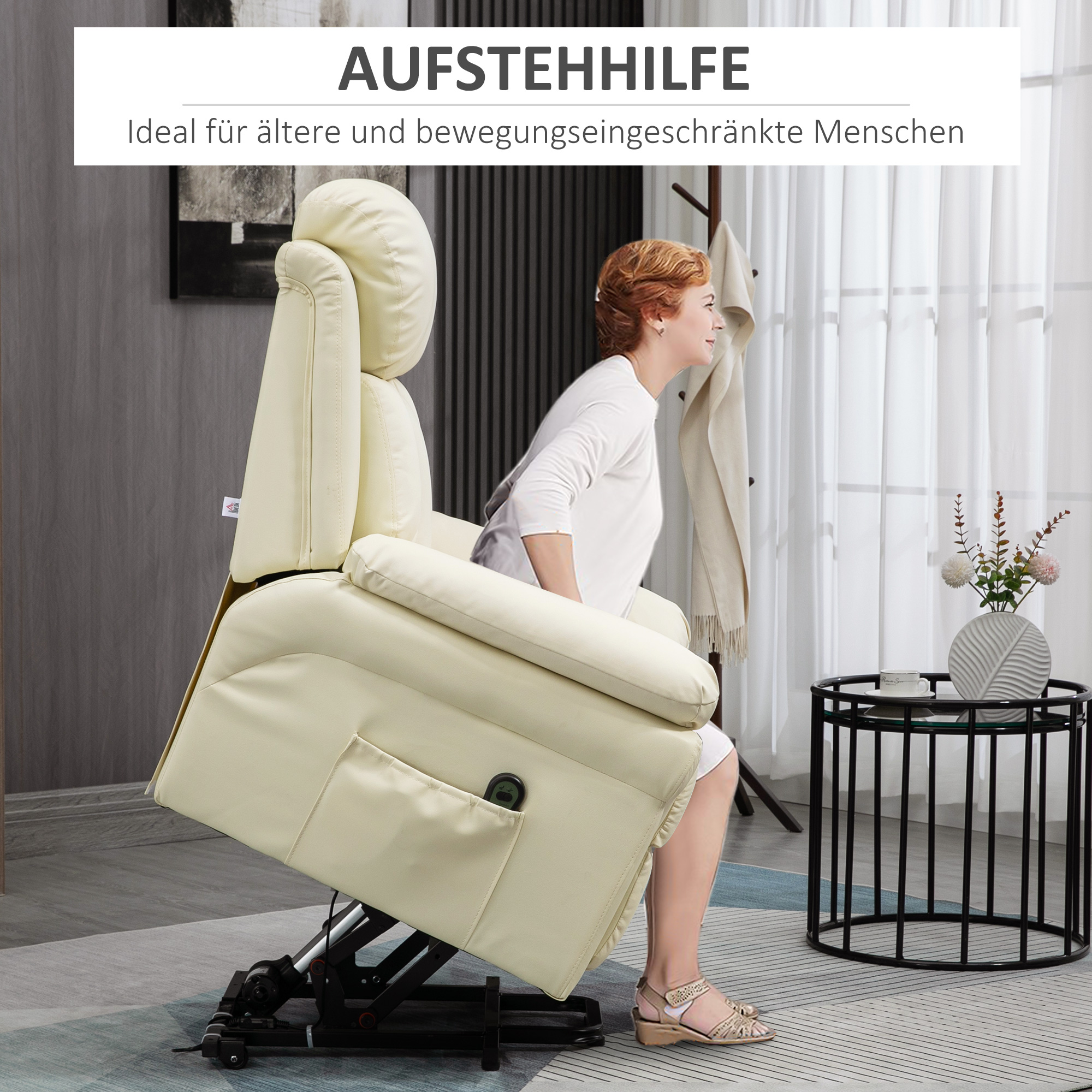 Eine Frau steht aus einem cremefarbenen Relaxsessel auf. Der Stuhl hat eine Tasche.