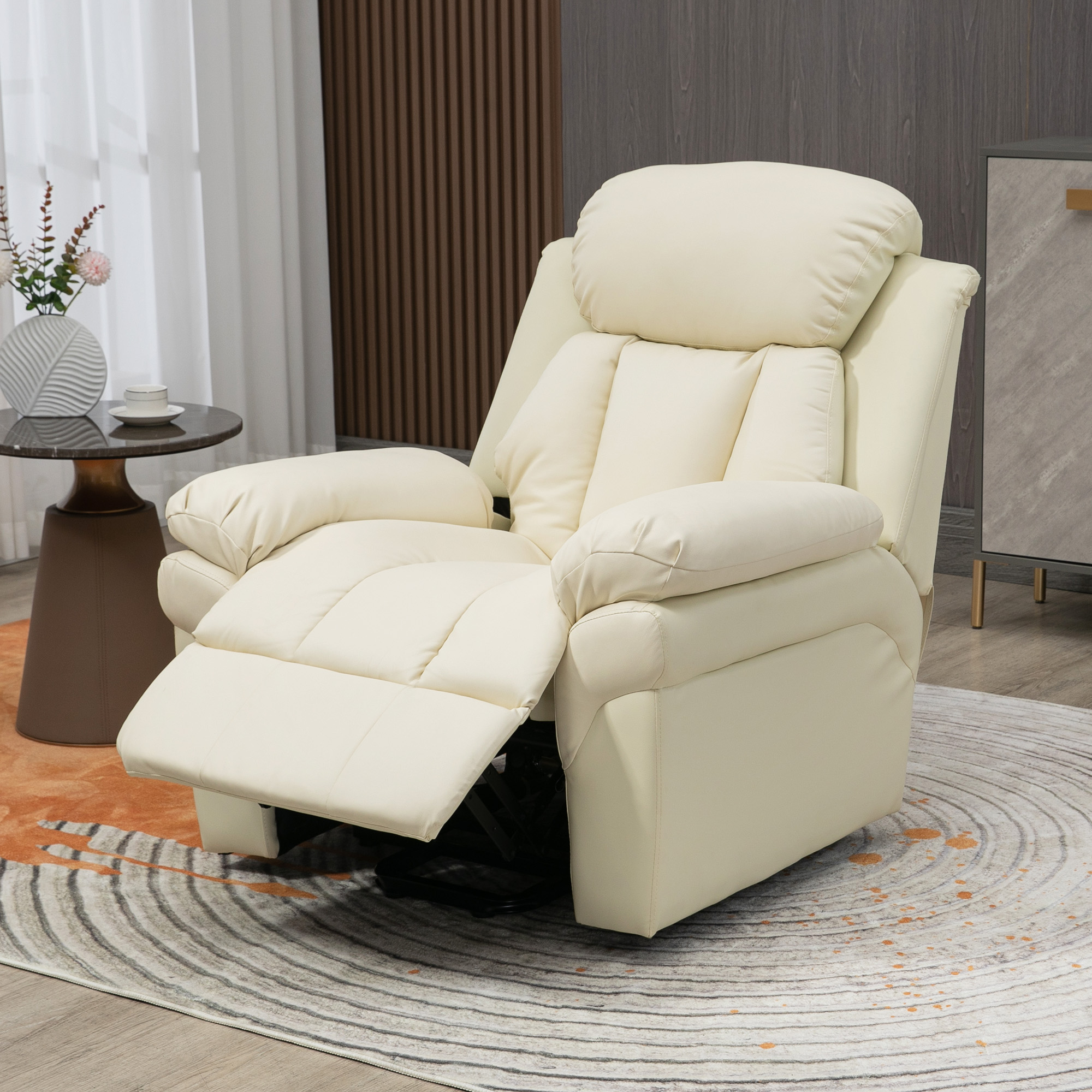 Ein weißer Relaxsessel auf einem Teppich. Er hat eine Kopfstütze und ist in Liegeposition.