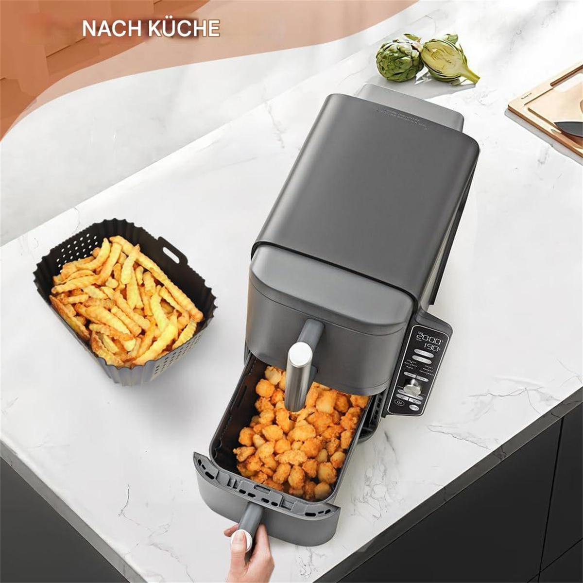 Heißluftfritteuse mit Essen im Inneren, ein Tablett mit Pommes Frites und die Hand einer Person, die sich dem Gerät nähert.