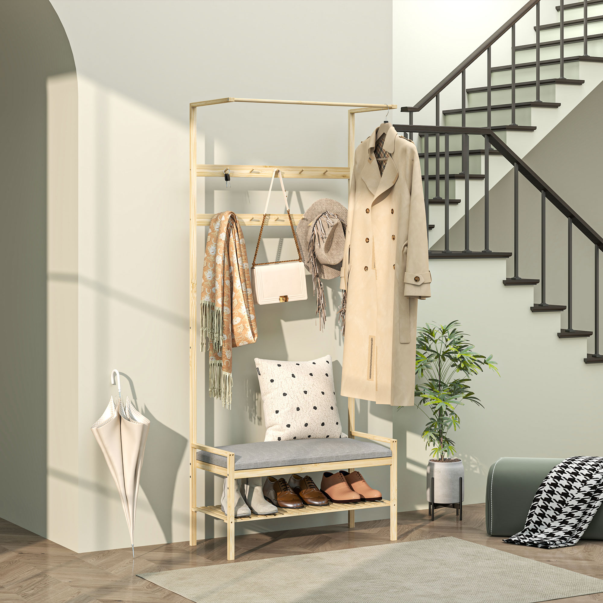 Holzgarderobe mit Mantel, Regenschirm, Taschen und Treppe im Hintergrund.