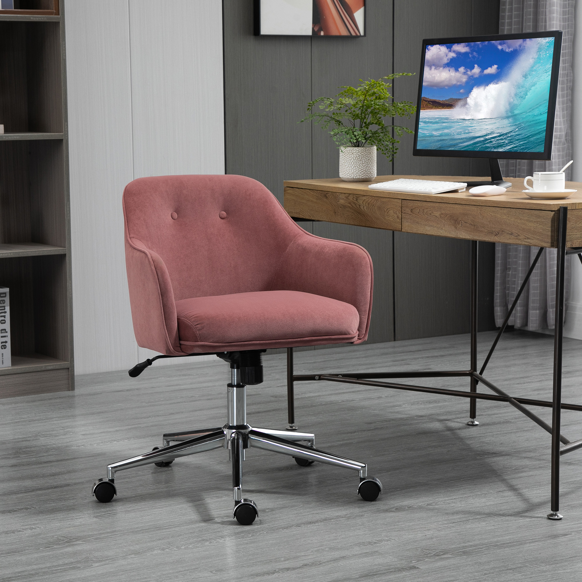 Rosa Bürostuhl an einem Schreibtisch, mit Computer und Dekoration.
