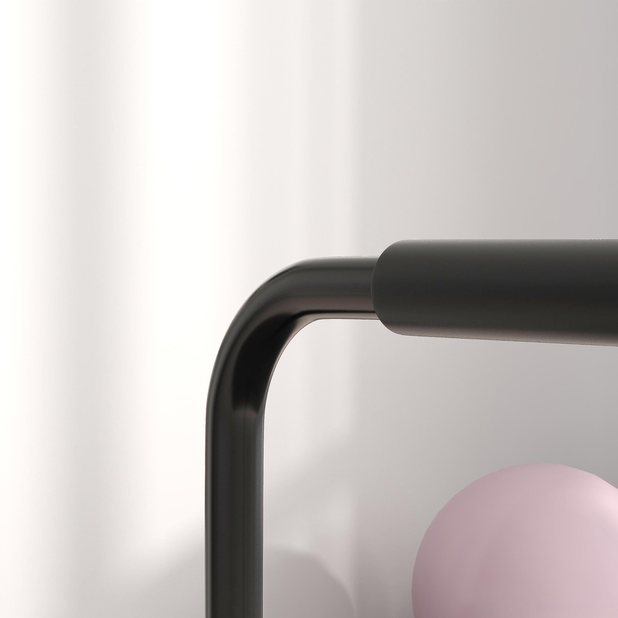 Nahaufnahme einer schwarzen Fitnessstange und eines rosa Gymnastikballs vor weißer Wand.