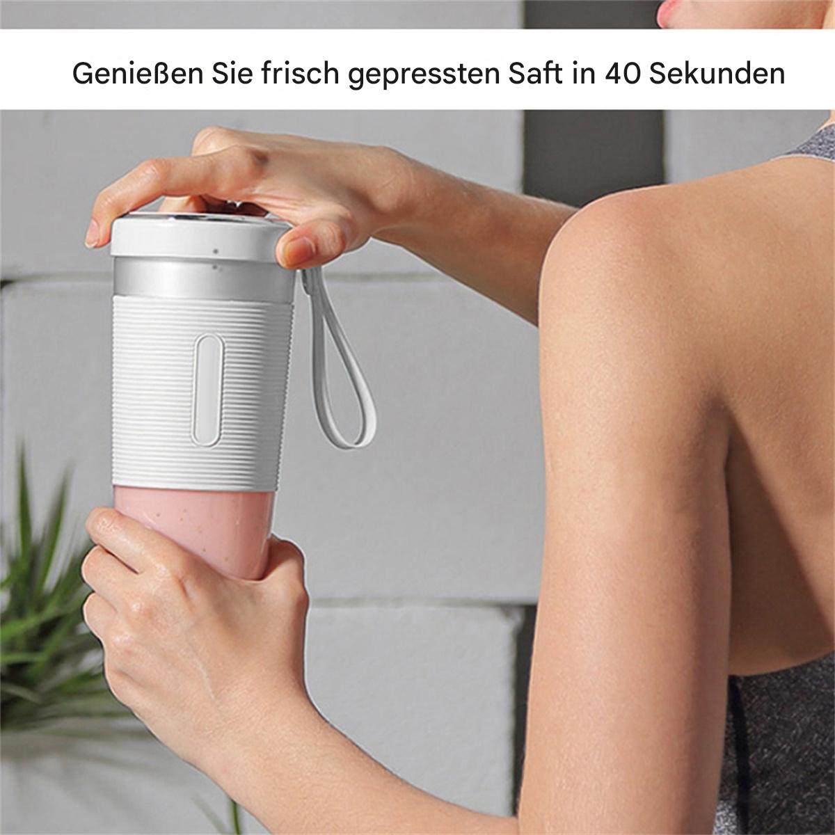 Person gießt rosa Flüssigkeit in weißen Mixer. Grauer Hintergrund, einfache Handlung.