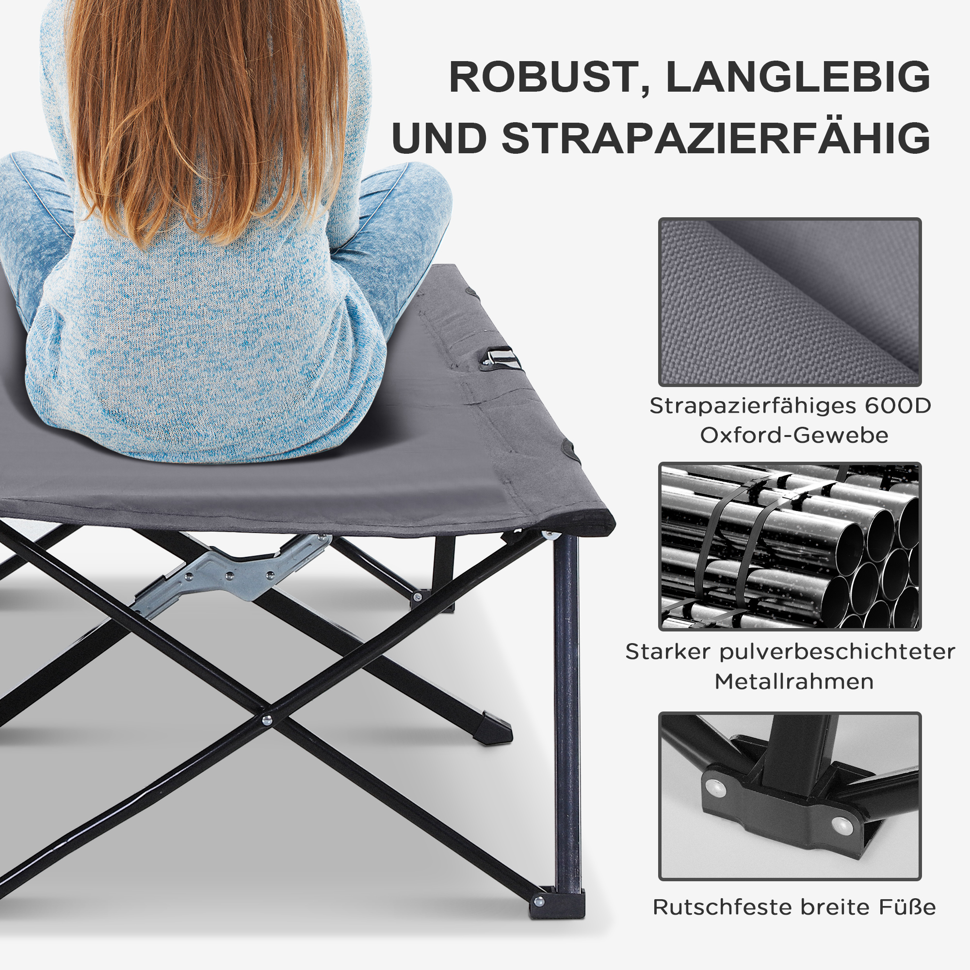 Eine Person sitzt auf einem grauen Campingbett. Das Bett hat ein Metallgestell und ist strapazierfähig.