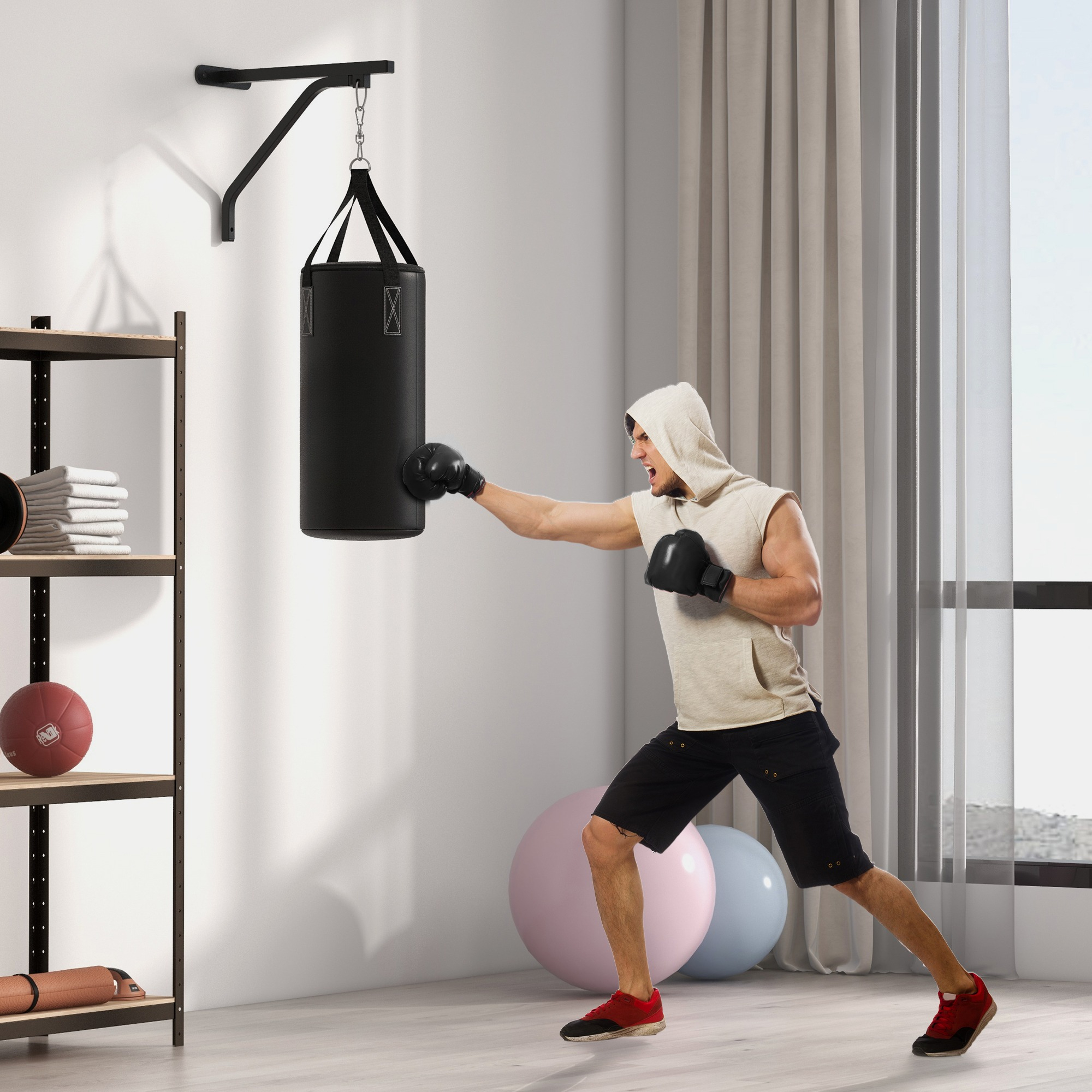 Mann boxt einen schwarzen Sack in einem Fitnessstudio. Ein Regal und Bälle sind im Hintergrund.