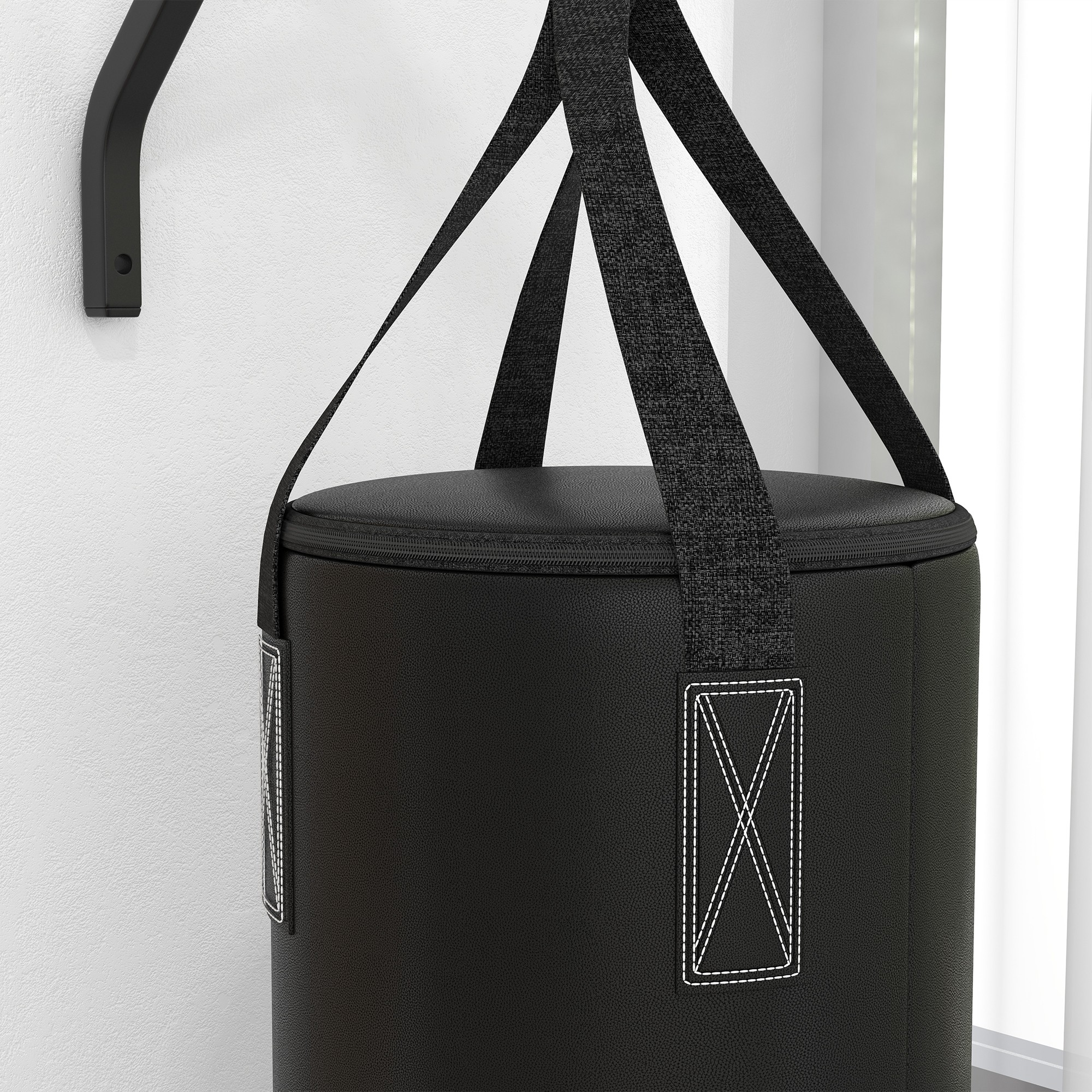 Nahaufnahme eines schwarzen Boxsacks mit weißen Nähten an den Trägern und der Oberseite.