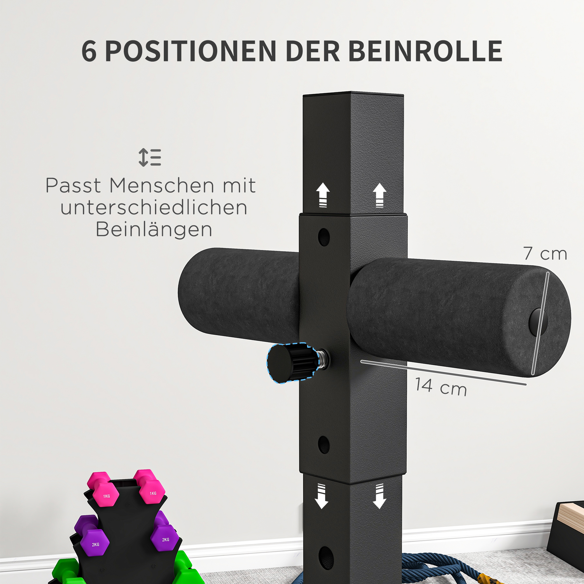 Nahaufnahme einer schwarzen Trainingsbank mit verstellbaren Beinauflagen. Gewichte und Seile sind im Hintergrund.