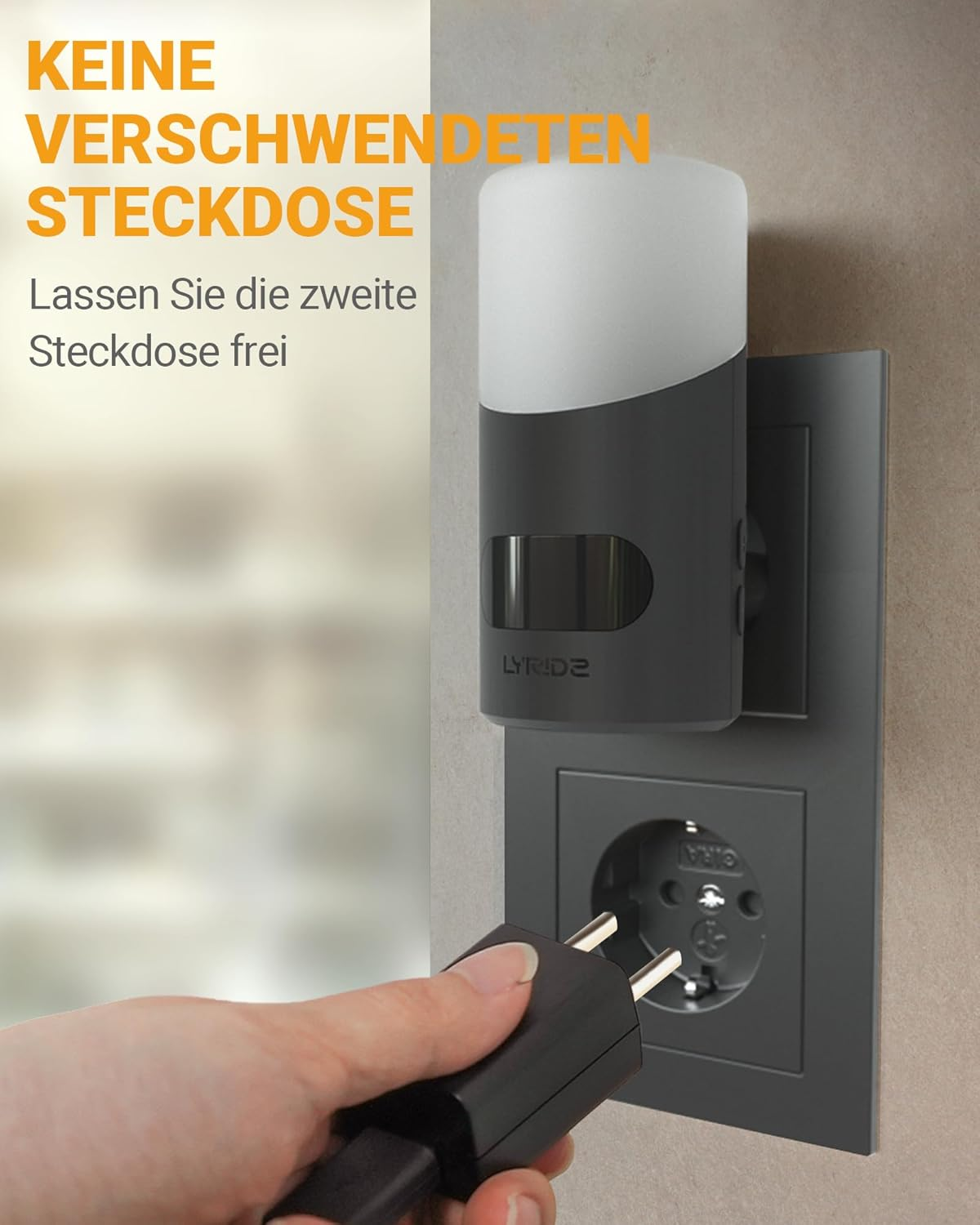 Ein Nachtlicht in einer Steckdose, mit einer Hand, die ein Ladegerät einsteckt.